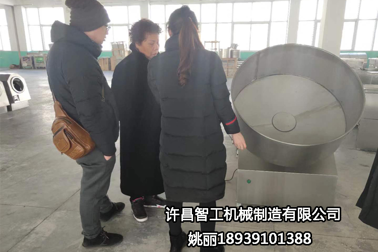 陜西客戶來許昌智工考察試機湯圓機，制餡非常滿意，現(xiàn)場定機